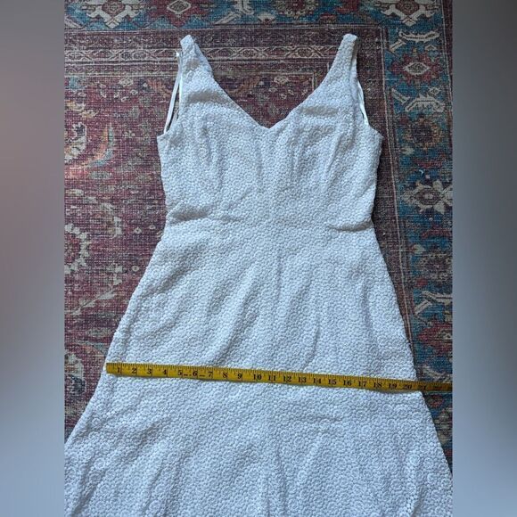 Lauren- Ralph Lauren Women’s White Dress size 8. V-Neck and Crocheted details. - Picture 8 of 10
